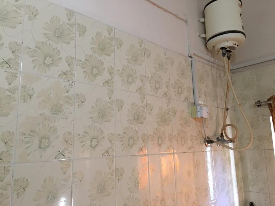 Classic Triple Room | Bathroom | Hydromassage showerhead, free toiletries, slippers, towels