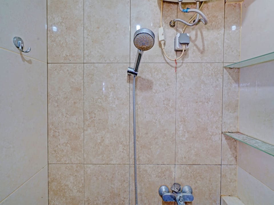 Deluxe Double Room | Bathroom | Shower, towels, soap