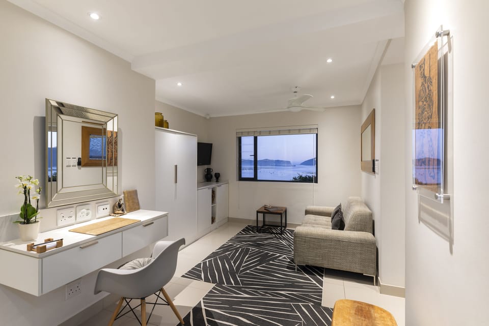 THE BLOEM SUITE FIVE  | Premium bedding, free minibar items, in-room safe, desk