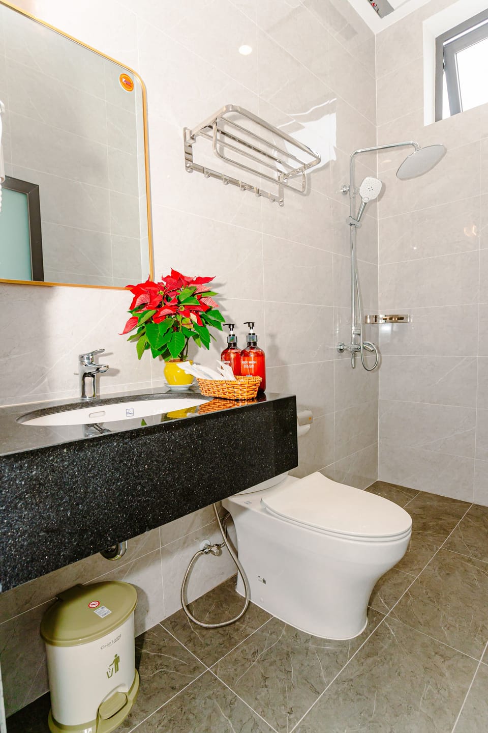 Deluxe Double Room | Bathroom | Slippers