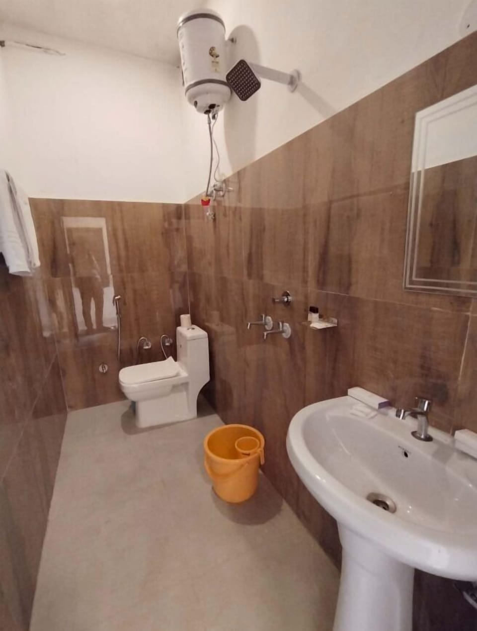 Deluxe Room | Bathroom | Free toiletries, hair dryer, bathrobes, slippers