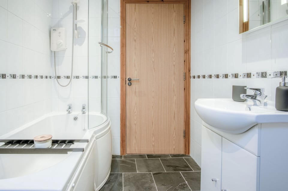 Cosy At The Mews - 2 Bedroom Apartment - Tenby Apartment in Wales