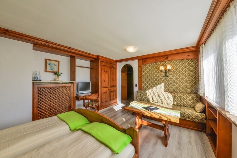 In-room safe, cribs (surcharge), WiFi (free), bed sheets