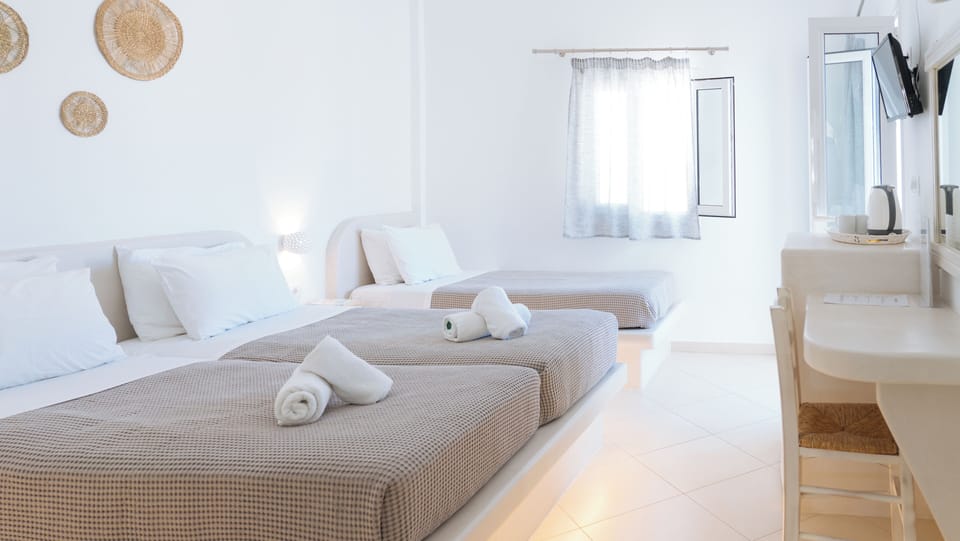 Triple Room | In-room safe, desk, laptop workspace, free WiFi