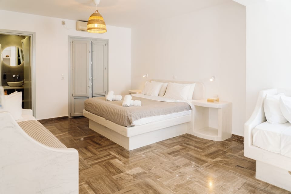 Triple Room | In-room safe, desk, laptop workspace, free WiFi