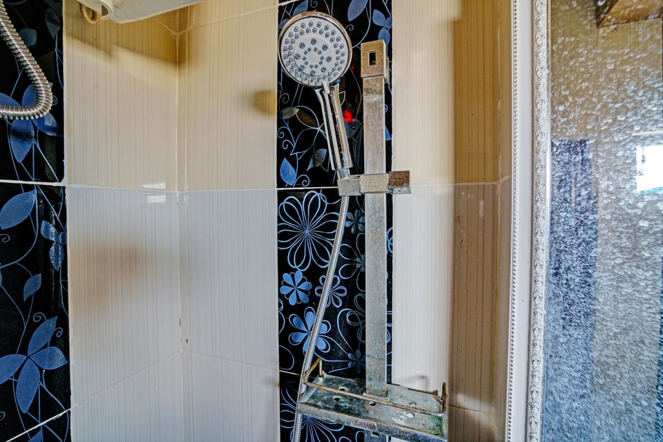 Deluxe Double Room | Bathroom | Shower, towels, soap
