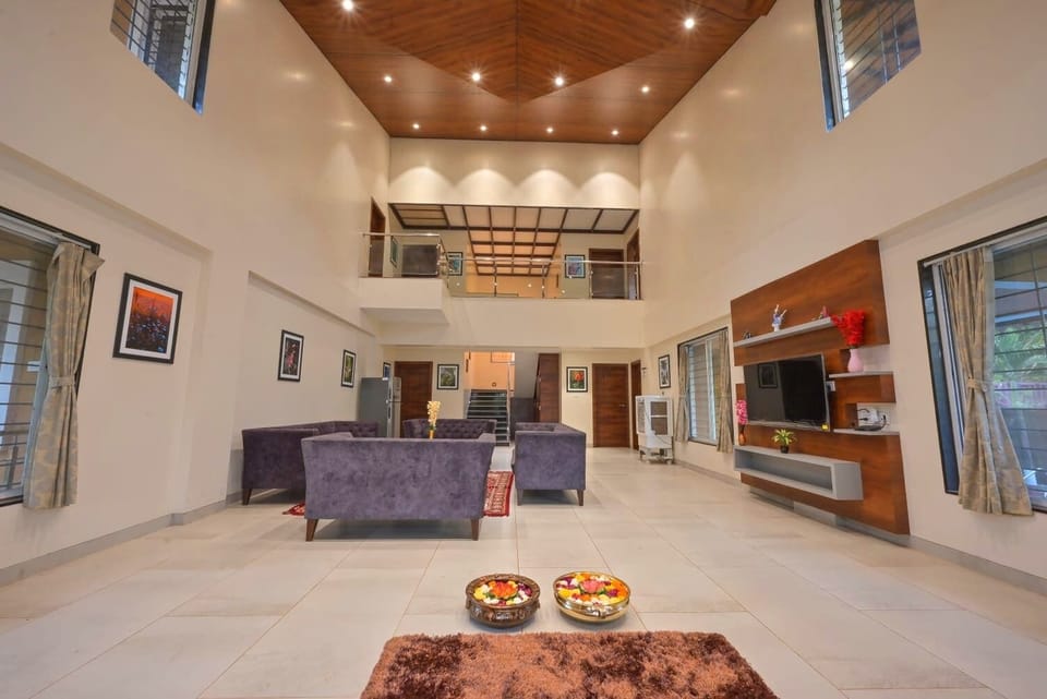 6 Bedroom Villa | Living area