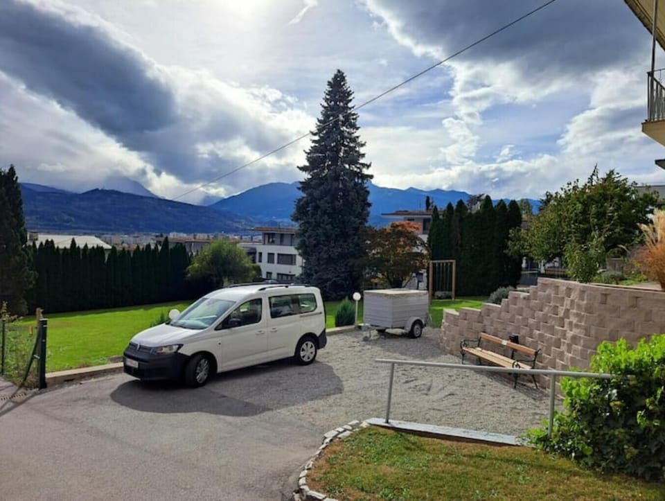 Euer Parkplatz unterhalb der Wohnung/Haus. 