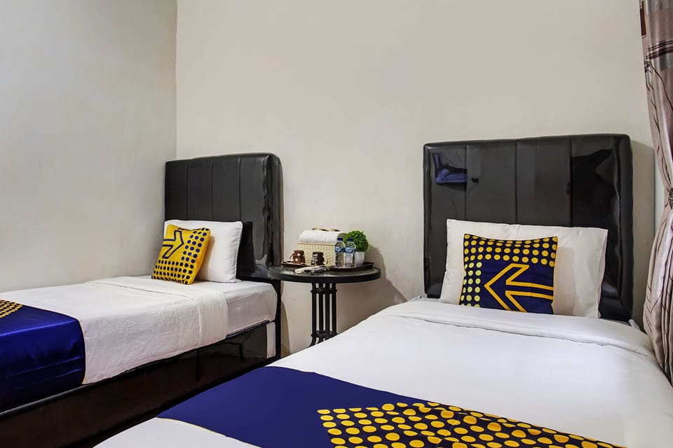 Twin Room | Desk, WiFi (free), bed sheets