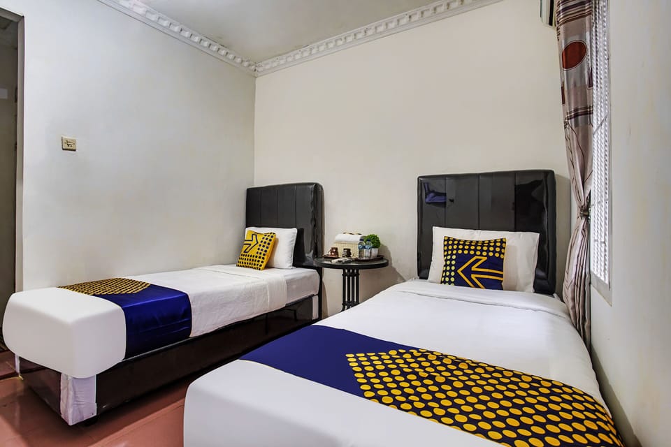 Twin Room | Desk, WiFi (free), bed sheets