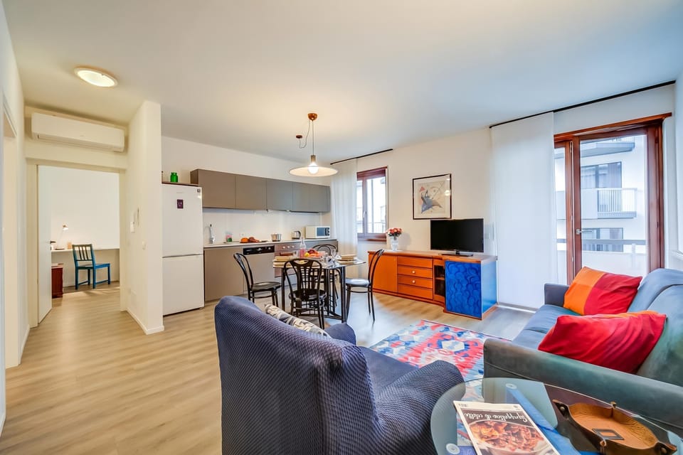 Family Apartment, Multiple Bedrooms, Refrigerator & Microwave (Domus Raffaella) | Living area | 21-inch flat-screen TV with satellite channels