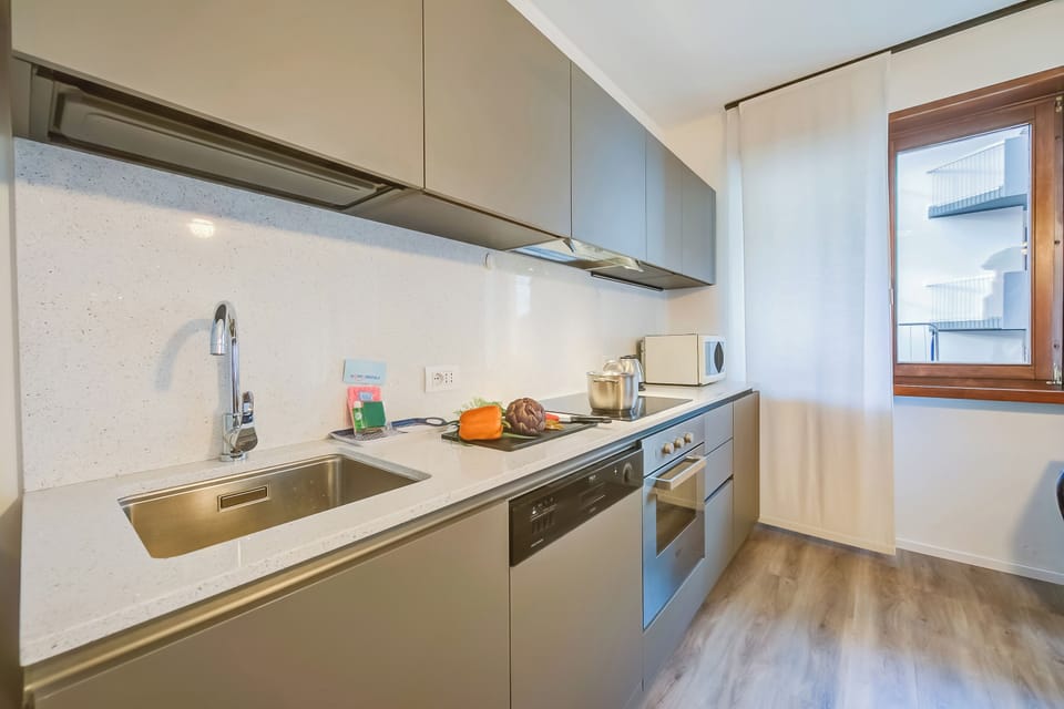 Family Apartment, Multiple Bedrooms, Refrigerator & Microwave (Domus Raffaella) | Private kitchen | Fridge, microwave, oven, stovetop