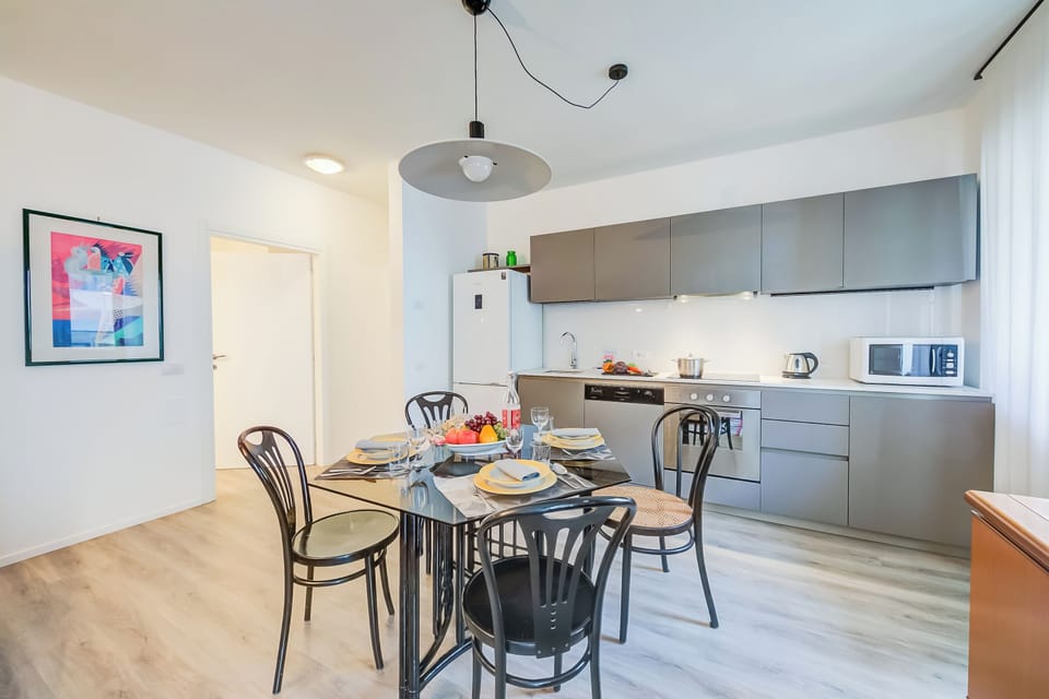 Family Apartment, Multiple Bedrooms, Refrigerator & Microwave (Domus Raffaella) | Private kitchen | Fridge, microwave, oven, stovetop