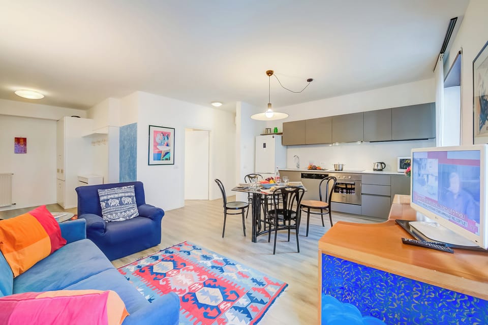 Family Apartment, Multiple Bedrooms, Refrigerator & Microwave (Domus Raffaella) | Living area | 21-inch flat-screen TV with satellite channels