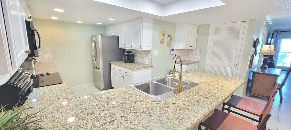 Apartment, 2 Bedrooms | Private kitchen | Fridge, oven, coffee/tea maker, toaster