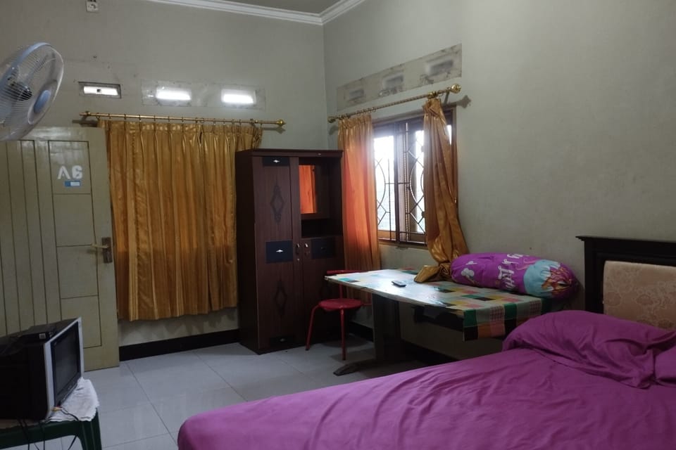 Standard Double Room | Desk, WiFi (free), bed sheets