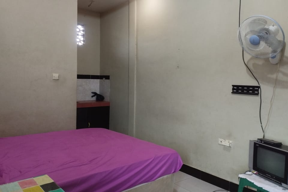 Standard Double Room | Desk, WiFi (free), bed sheets