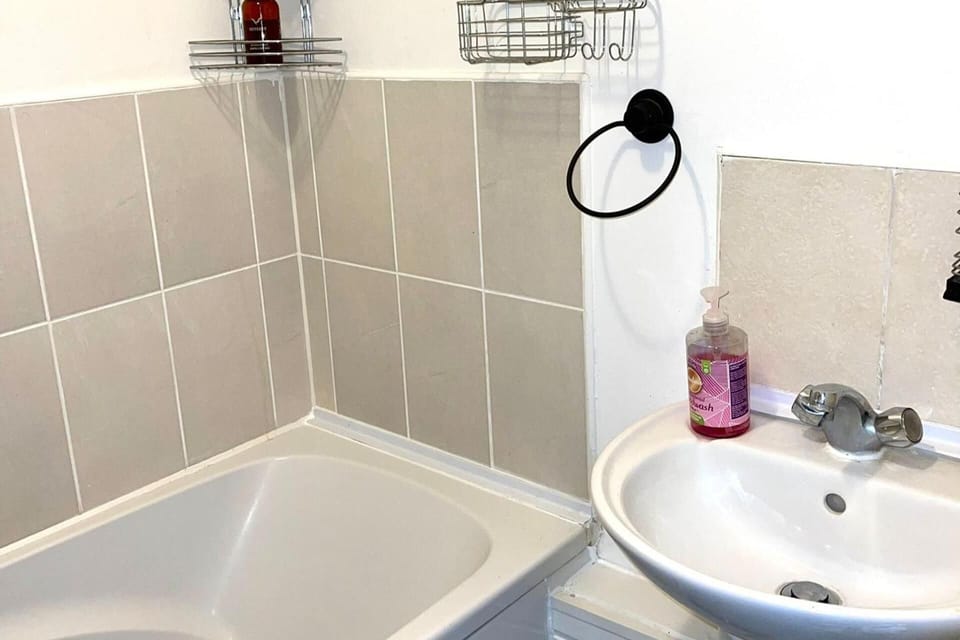 Apartment - Sleeps 2 - Parking - Station Close Apartment in Ilford