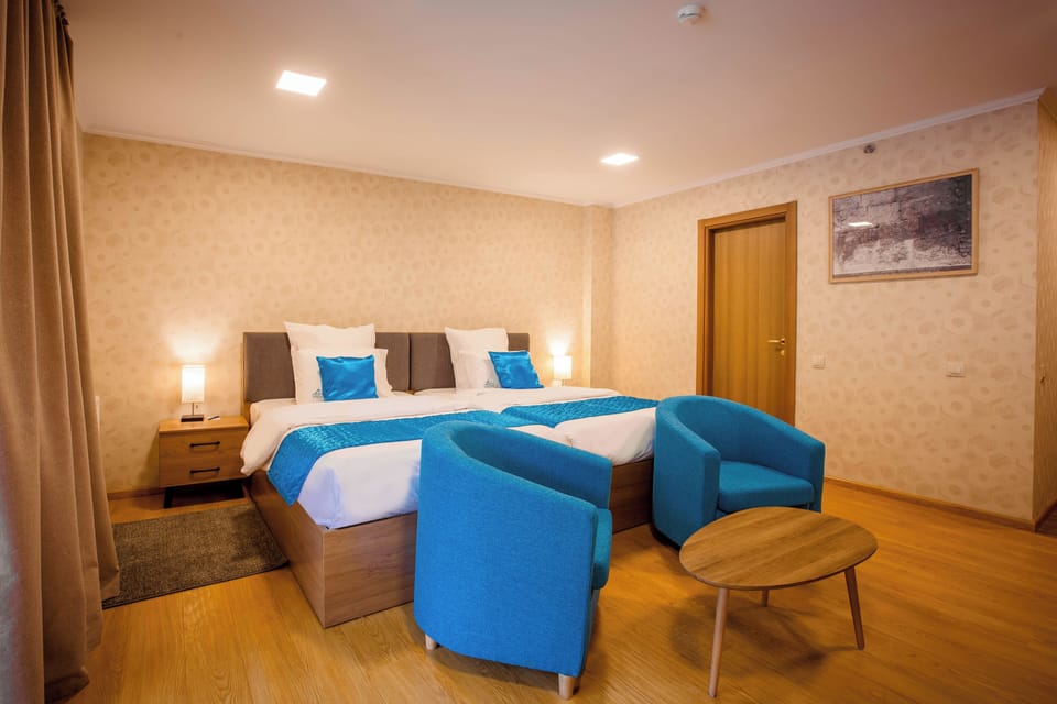 Deluxe Twin Room, Mountain View | Minibar, in-room safe, desk, laptop workspace