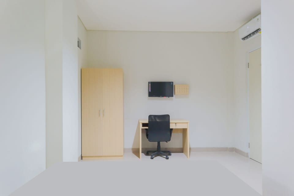 Desk, WiFi (free), bed sheets