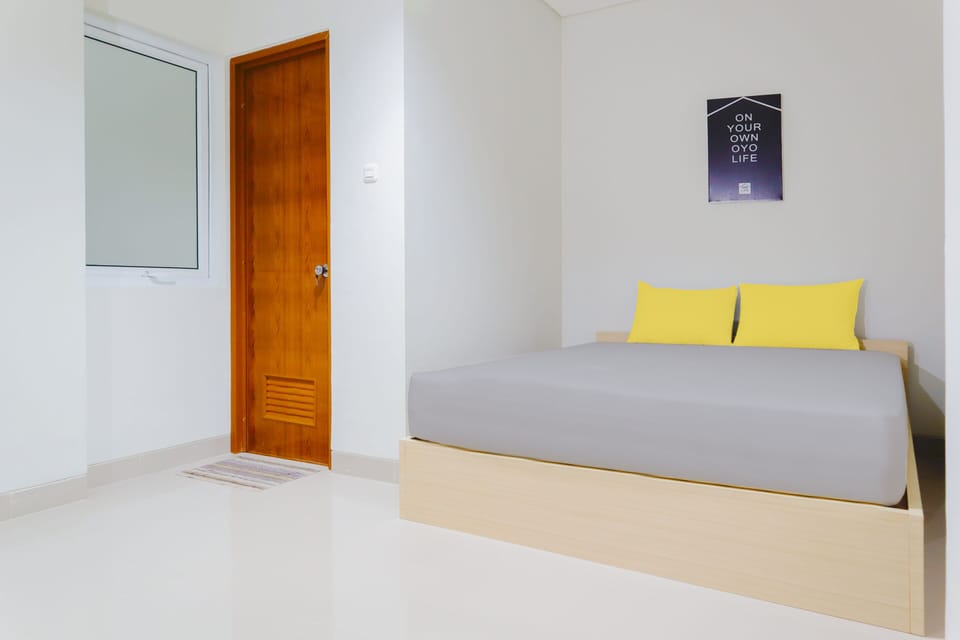 Desk, WiFi (free), bed sheets