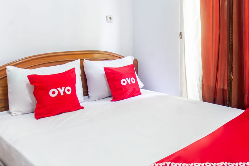 Desk, WiFi (free), bed sheets