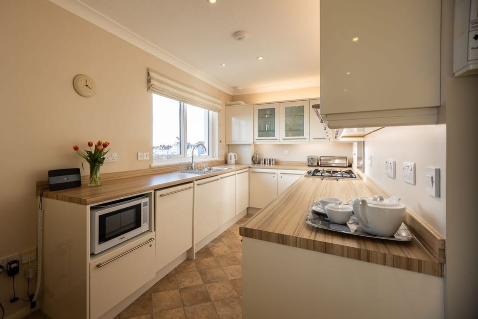 Broadwaters Kitchen Alt View 2