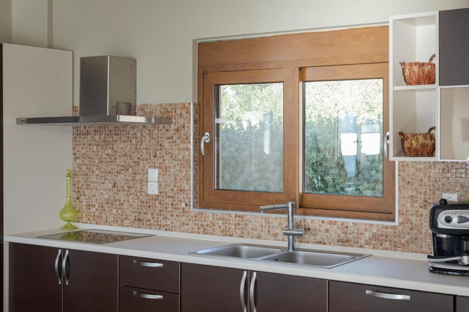 Family Villa | Private kitchen | Full-size fridge, microwave, oven, stovetop