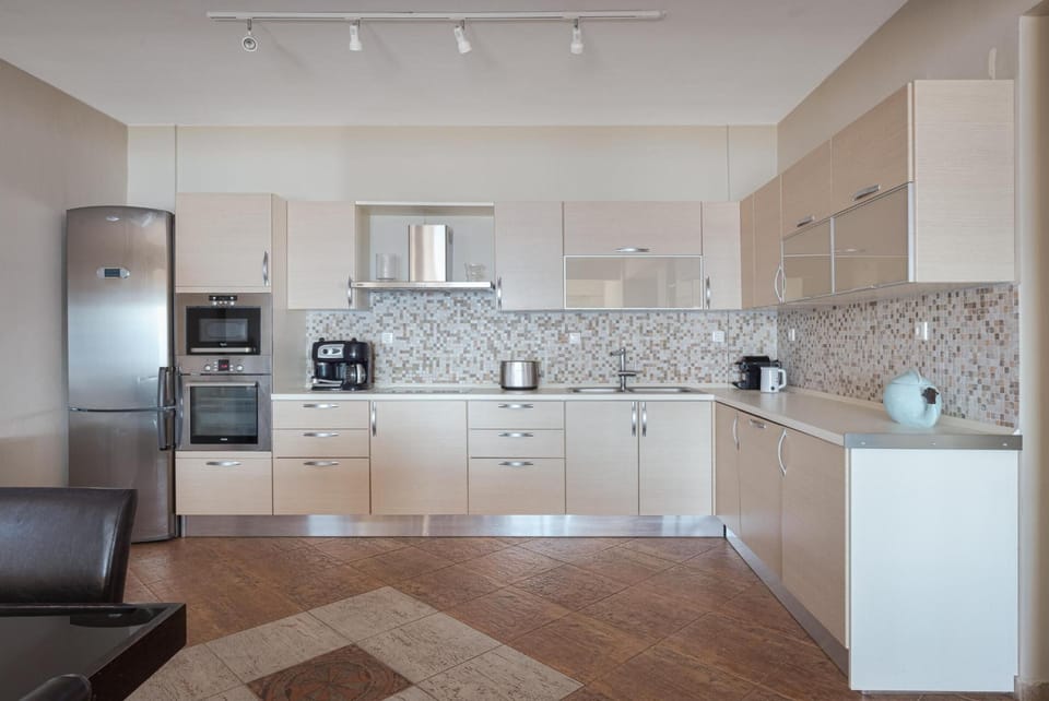 Family Villa | Private kitchen | Full-size fridge, microwave, oven, stovetop