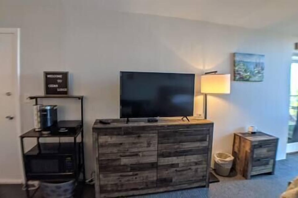 TV & Coffee Bar