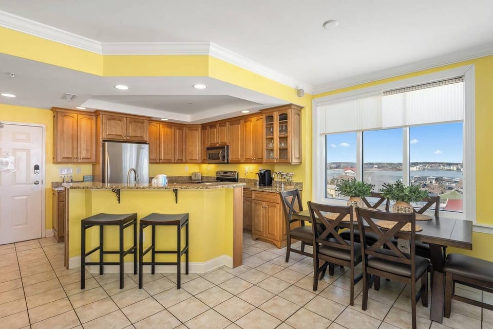 Dining room with 6 seats at the table and 2 barstools