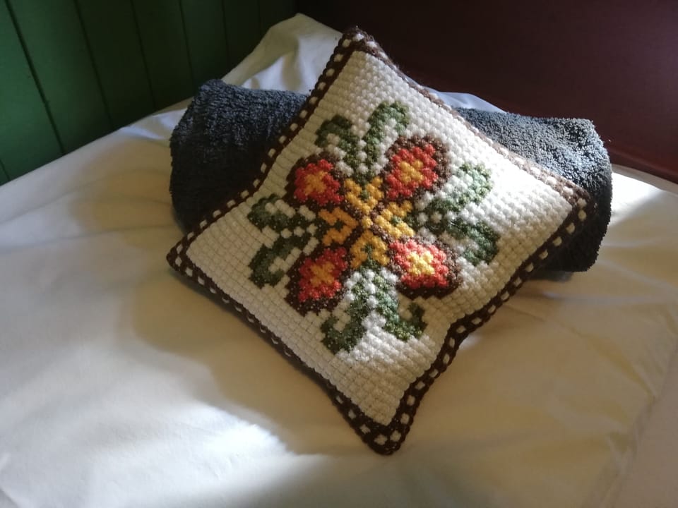 Iron/ironing board, bed sheets