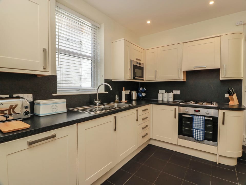 Cottage | Private kitchen | Fridge, dishwasher, toaster, cookware/dishes/utensils