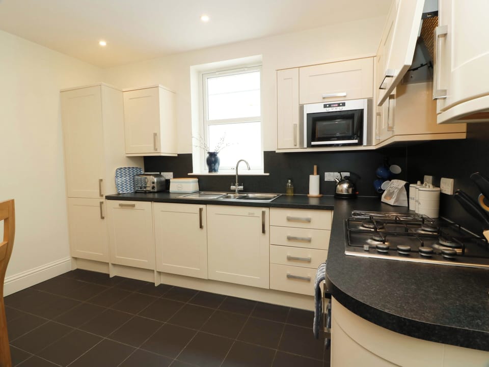 Cottage | Private kitchen | Fridge, dishwasher, toaster, cookware/dishes/utensils