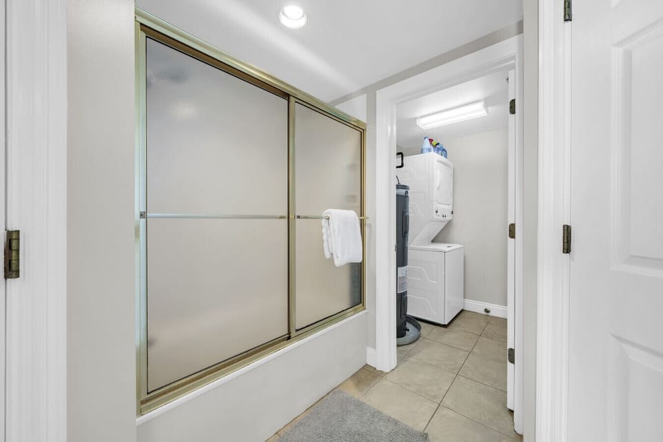 Master bath, tub/shower