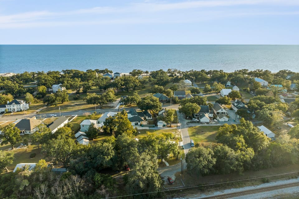 We are just a 5 minute walk to the white sandy shores of Gulfport!