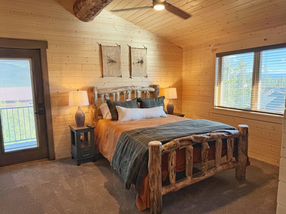 1st Loft bedroom QUEEN