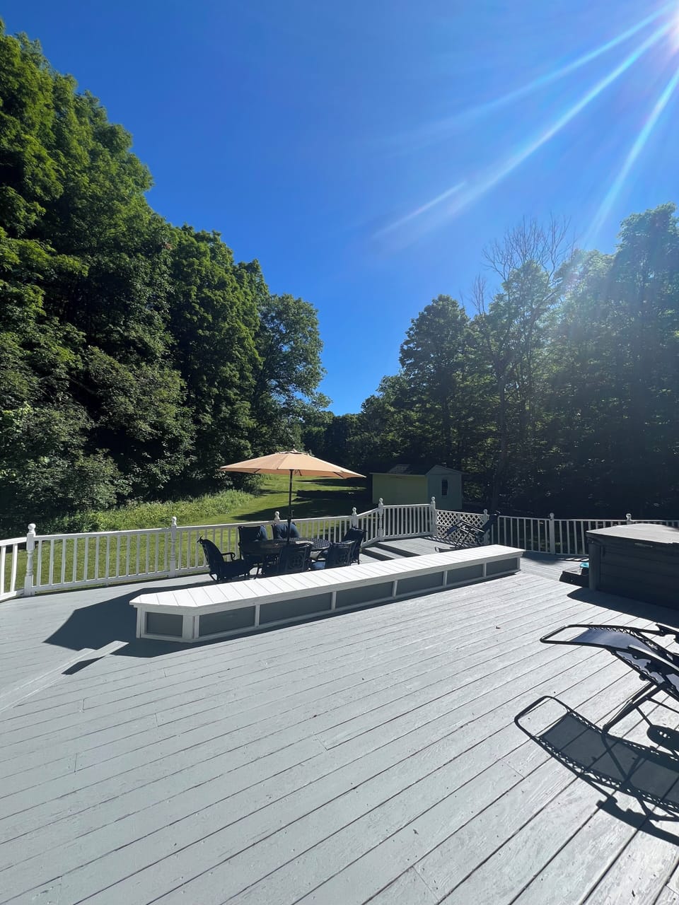 JUNE 2024
Huge deck/BBQ/Hot tub/running creek