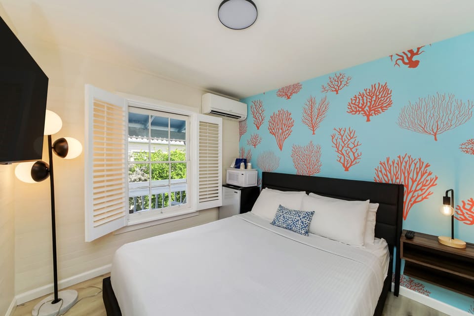 Standard Room, 1 Queen Bed, Private Bathroom (Self check-in) | Blackout drapes, iron/ironing board, free WiFi, bed sheets
