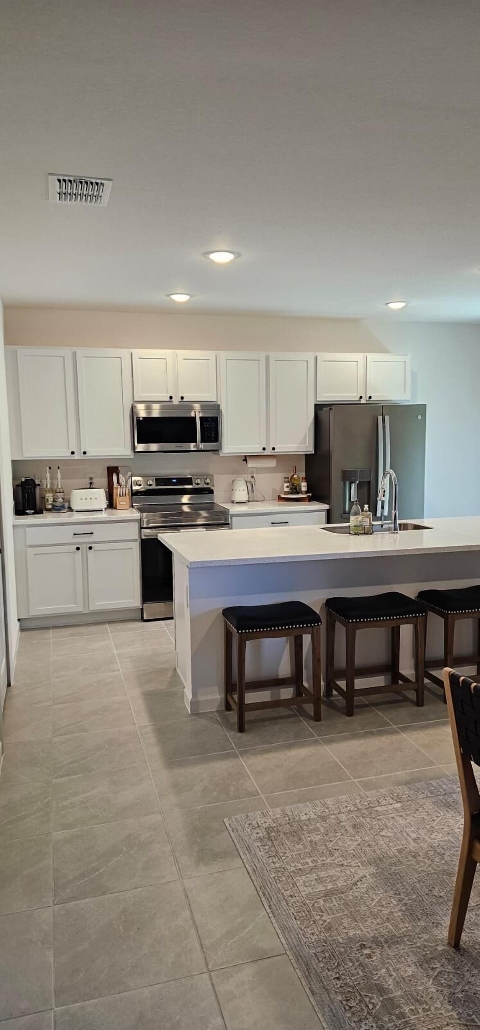 Full kitchen with 4 island-seating