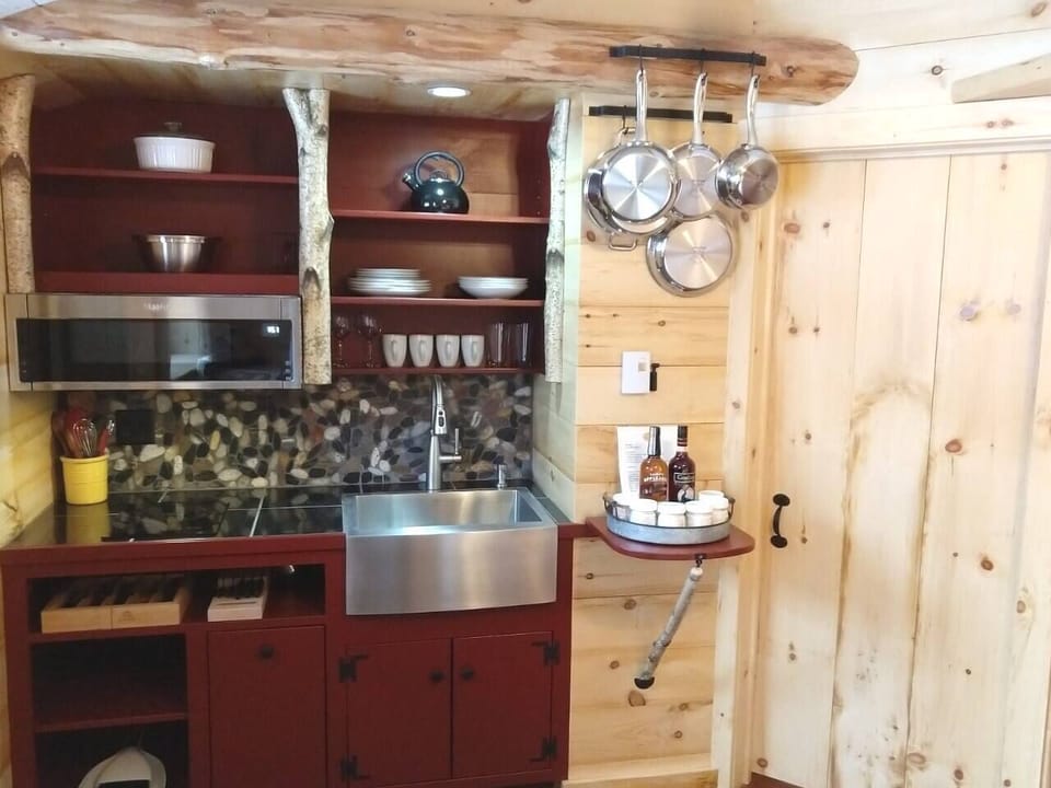 fully equipped kitchenette