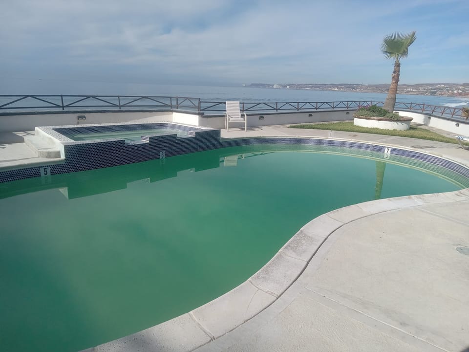 Pool & jacuzzi overlooking the Pacific Ocean
