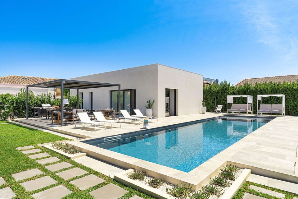 Autumn, Balcony / Terrace / Patio, Building Exterior, Outdoor, Pool, Spring, Summer