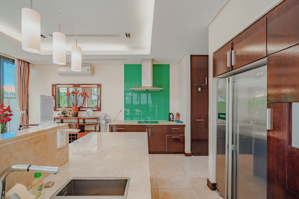 Deluxe Villa | Shared kitchen facilities | Highchair, cookware/dishes/utensils, eco-friendly cleaning products