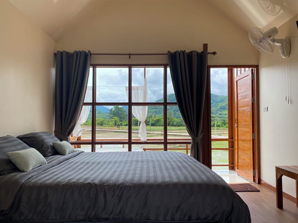 Deluxe Villa, 1 King Bed, Hill View | Free WiFi, bed sheets