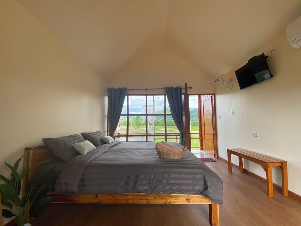 Deluxe Villa, 1 King Bed, Hill View | Free WiFi, bed sheets
