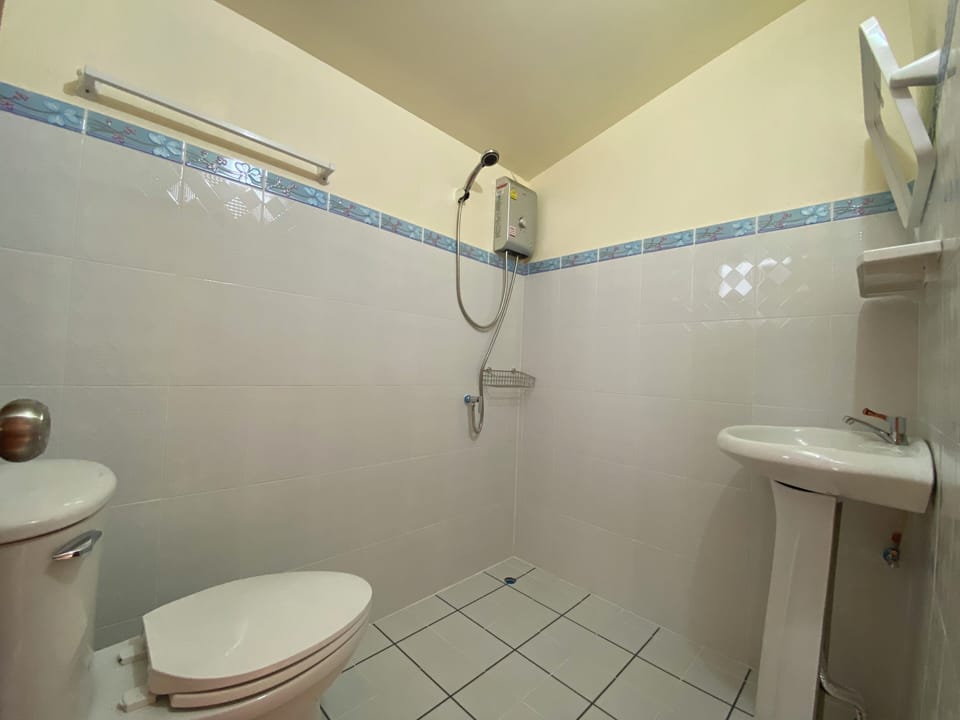Deluxe Villa, 1 King Bed, Hill View | Bathroom | Towels, soap, shampoo, toilet paper