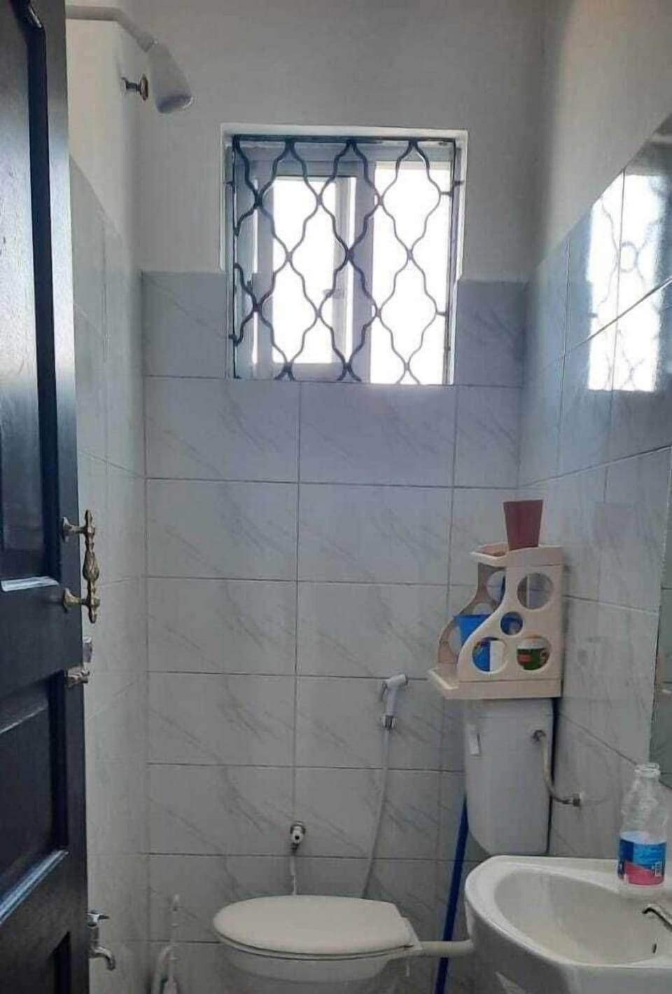 Design Apartment | Bathroom | Shower, free toiletries, bidet, towels