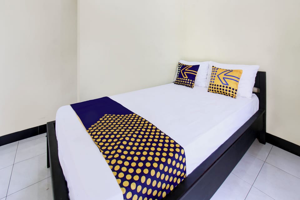 Standard Double Room | Desk, WiFi (free), bed sheets