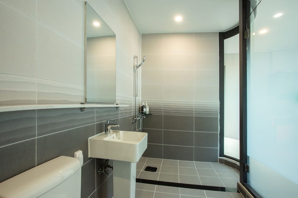 Standard Double Room | Bathroom